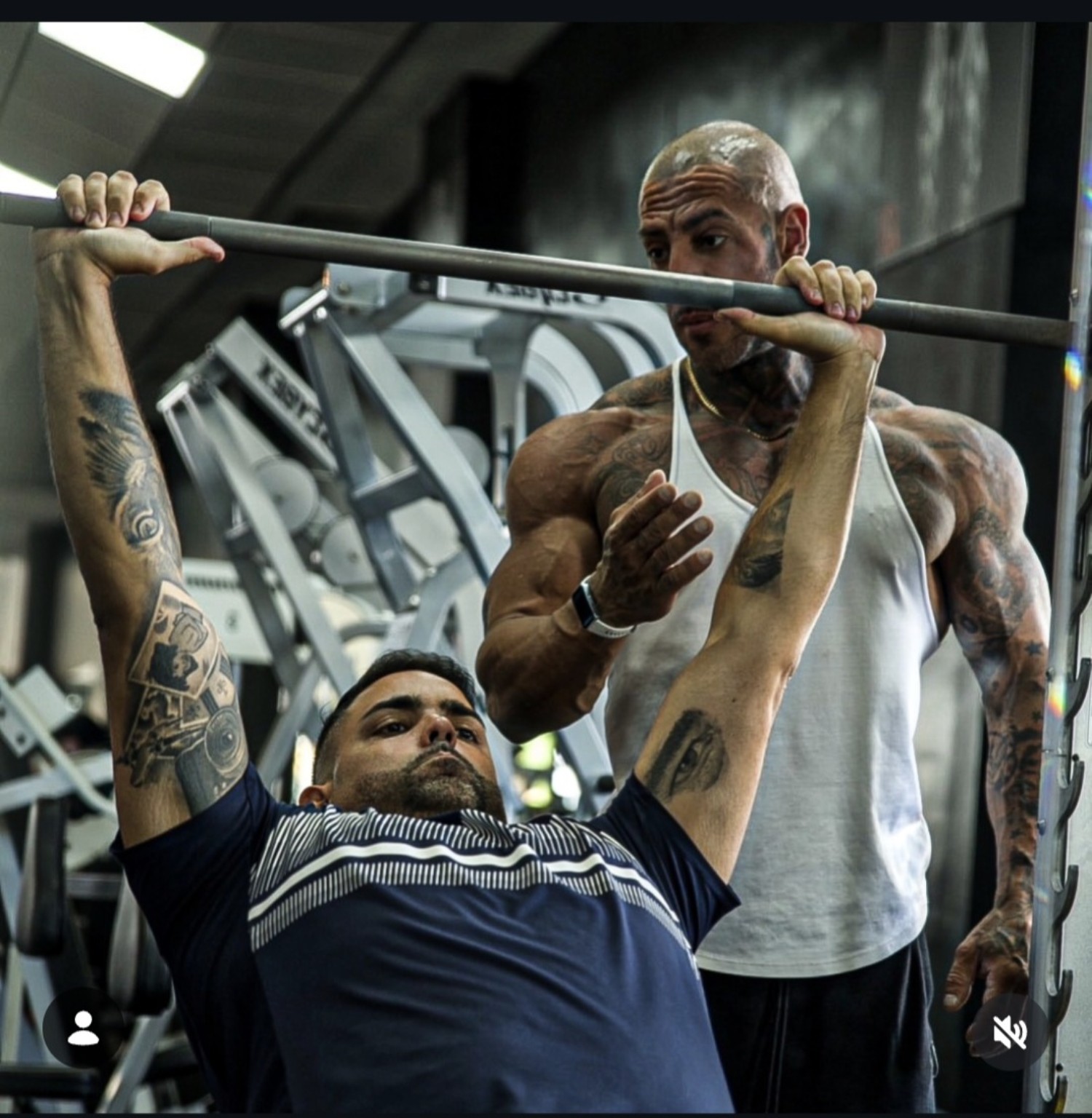 Sesión de entrenamiento personal con supervisión